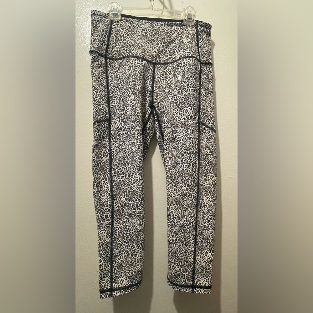 Victoria Sport Women’s Animal Print Leggings - Black and White